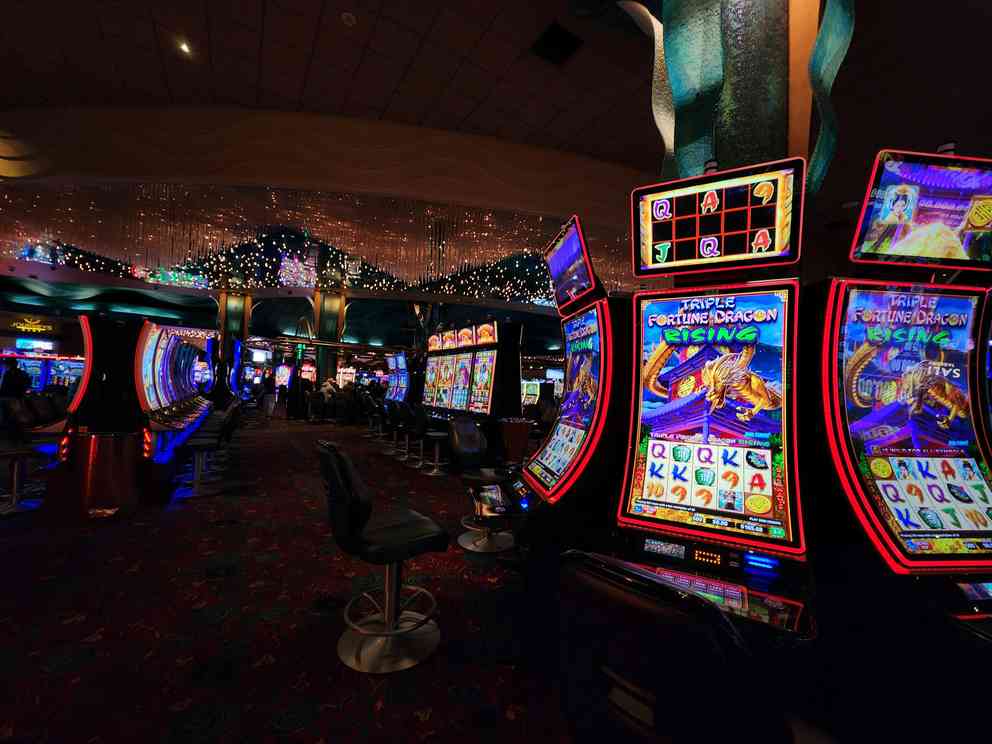 How Live Dealers Transformed Online Casinos